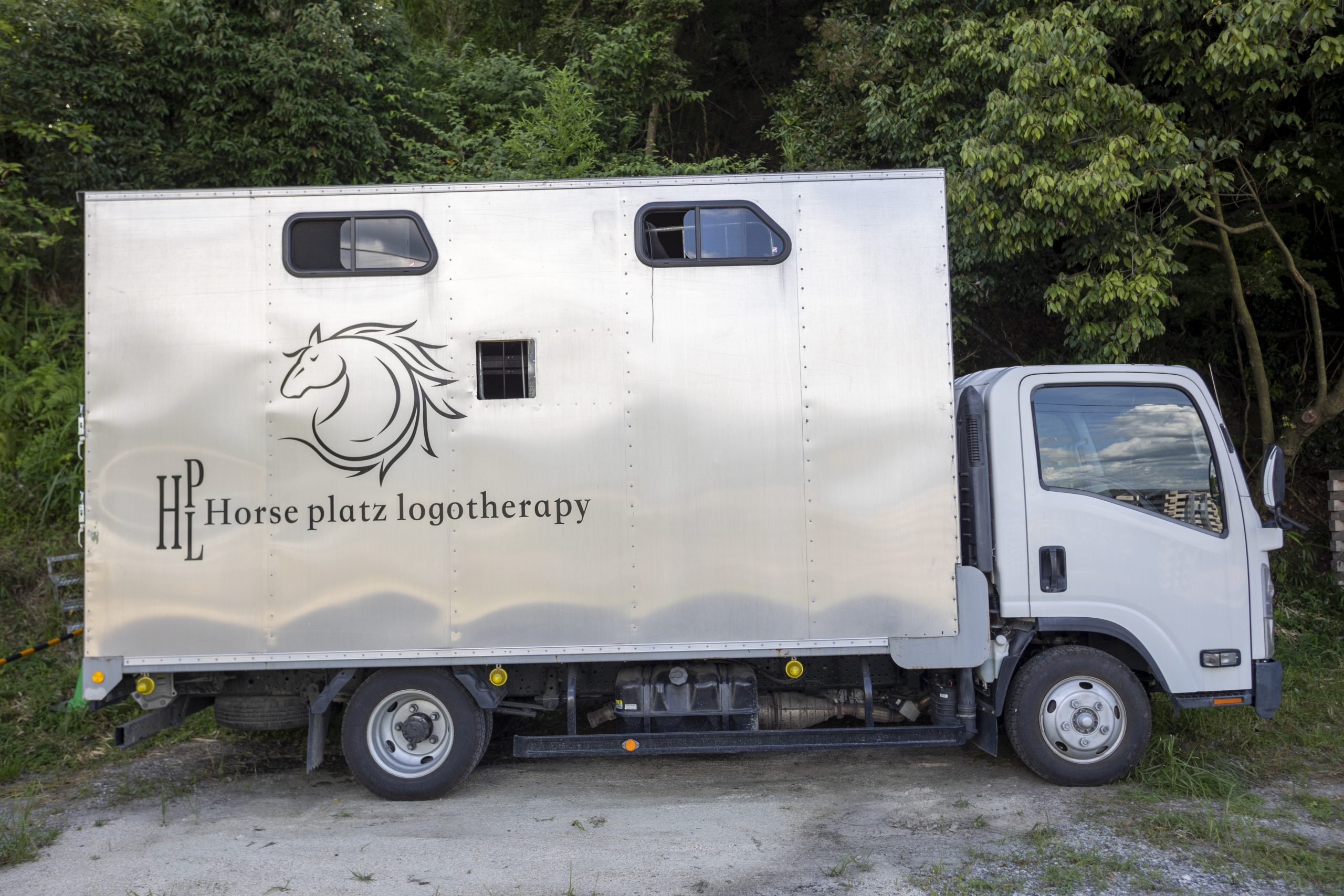 出張ホースセラピーも承っています。馬と触れ合い癒されましょう！