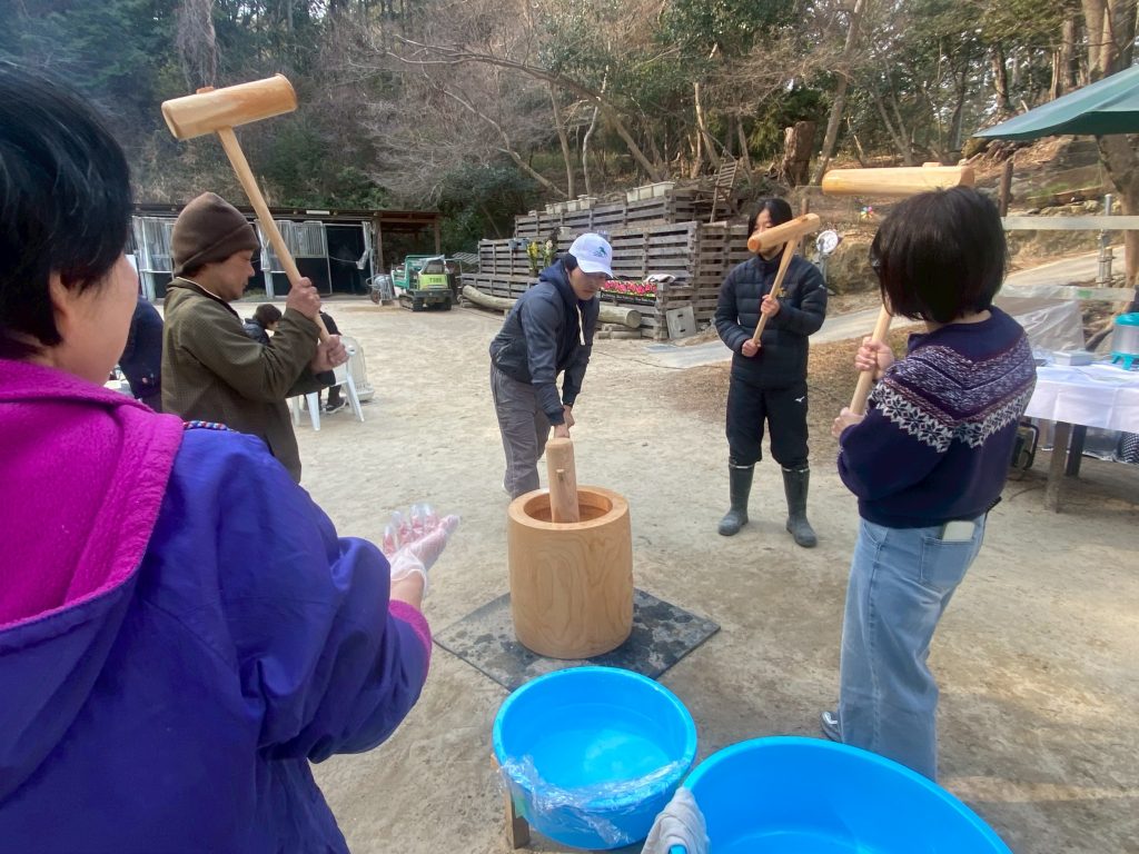 プラッツでお餅つきイベント！
会員様やスタッフで一生懸命ついています