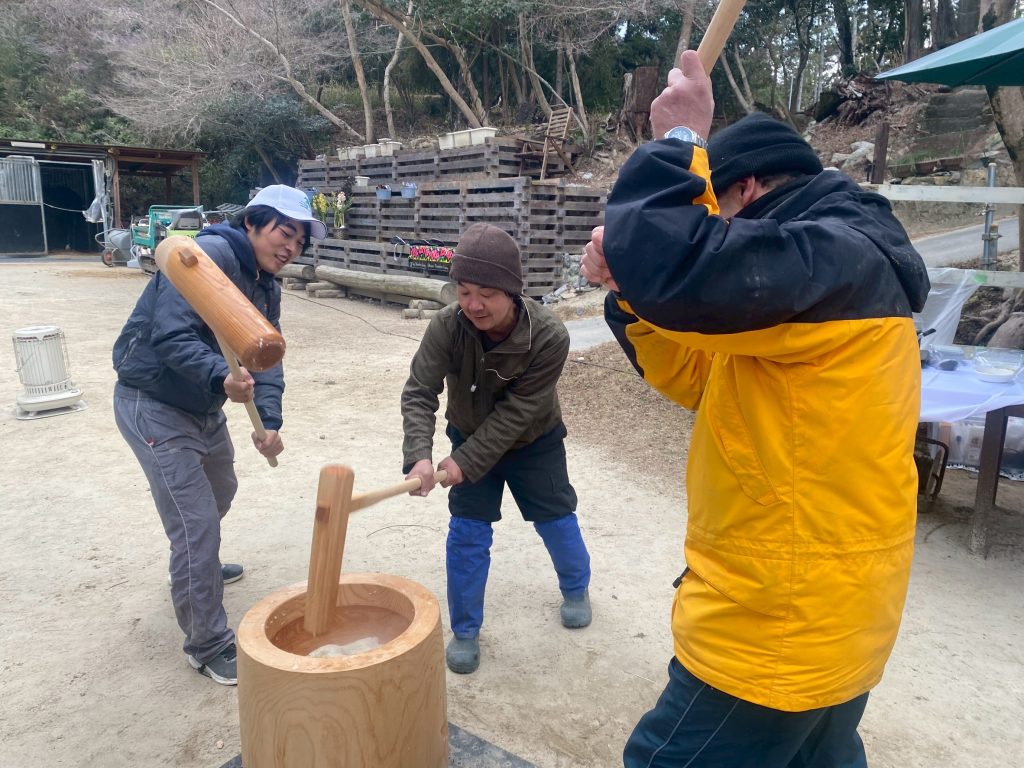 プラッツでお餅つきイベント！
本物の木臼と杵を使ってよいしょ～