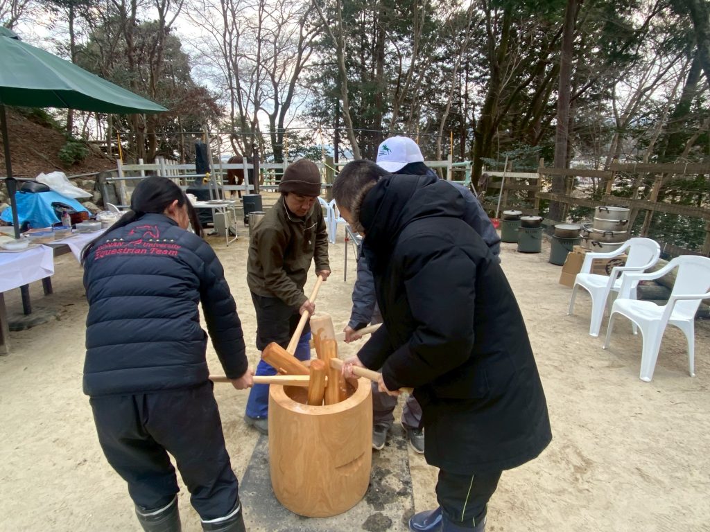 プラッツでお餅つきイベント！
蒸し上がったお餅をこねこね